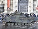 Vorführung des Schützenpanzers "Ulan" vor der Hofburg. (Bild öffnet sich in einem neuen Fenster)