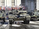 Vorführung gepanzerter Fahrzeuge am Heldenplatz. (Bild öffnet sich in einem neuen Fenster)