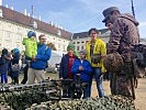 Ein Soldat in historischer Uniform präsentiert ein Maschinengewehr. (Bild öffnet sich in einem neuen Fenster)