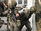 Die Soldaten des Klagenfurter Luftlandebataillons dringen ins Gebäude ein. (Bild öffnet sich in einem neuen Fenster)