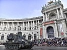 Vor der Nationalbibliothek versammelten sich die Zuseher. (Bild öffnet sich in einem neuen Fenster)