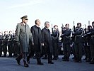 Heinz Fischer, Gerald Klug und Othmar Commenda schreiten die Front ab. (Bild öffnet sich in einem neuen Fenster)