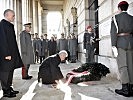 Die Kranzniederlegung von Bundespräsident Heinz Fischer vor der Krypta.