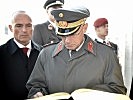 ...und General Commenda beim Eintrag ins Krypta-Buch. (Bild öffnet sich in einem neuen Fenster)