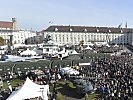 Bei der Angelobung: Blick von der Krypta auf den Heldenplatz. (Bild öffnet sich in einem neuen Fenster)