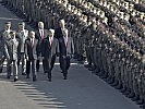 Fischer, Faymann und Klug beim Abschreiten der Front. (Bild öffnet sich in einem neuen Fenster)