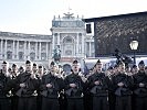 Die Rekruten sprechen das Treuegelöbnis auf die Republik Österreich. (Bild öffnet sich in einem neuen Fenster)