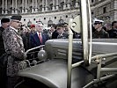60 Jahre Bundesheer: Fischer und Klug bei der Jubiläums-Themeninsel. (Bild öffnet sich in einem neuen Fenster)