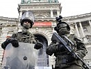 Bundesheer "live": Spezialisten vor der Nationalbibliothek. (Bild öffnet sich in einem neuen Fenster)