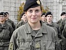 Leutnant Melanie Niedermoser, mit Soldaten ihres Zuges am Heldenplatz.