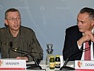 Der Minister und Brigadier Wagner bei der Pressekonferenz. (Bild öffnet sich in einem neuen Fenster)