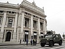 Ein gepanzertes Fahrzeug "Husar" passiert das Burgtheater. (Bild öffnet sich in einem neuen Fenster)