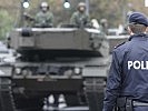 Gut gesichert erreichten die Panzer ihre Aufstellungsplätze. (Bild öffnet sich in einem neuen Fenster)