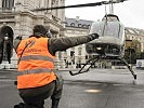 Der OH 58 "Kiowa" Hubschrauber bei der Landung vor dem Burgtheater. (Bild öffnet sich in einem neuen Fenster)