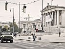 Die Panzerkolonne passiert beim Anmarsch das Parlament. (Bild öffnet sich in einem neuen Fenster)