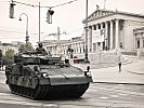 Ein Schützenpanzer "Ulan" fährt am Parlament vorbei. (Bild öffnet sich in einem neuen Fenster)