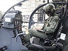 Ein Pilot in seinem Hubschrauber vor dem Burgtheater. (Bild öffnet sich in einem neuen Fenster)