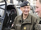 Militärkommandant Kurt Wagner im Gespräch mit den Piloten. (Bild öffnet sich in einem neuen Fenster)