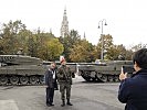 Gerne lassen sich die Gardesoldaten auch mit Besuchern fotografieren. (Bild öffnet sich in einem neuen Fenster)