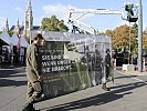 Rekruten bringen ein Transparent an den richtigen Platz. (Bild öffnet sich in einem neuen Fenster)
