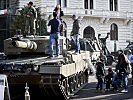 Ein Kampfpanzer beim Burgtheater. (Bild öffnet sich in einem neuen Fenster)
