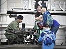 Ein Soldat erklären das Turm-MG des Kampfpanzers "Leopard". (Bild öffnet sich in einem neuen Fenster)