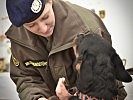 Militärhundeführerin Michaela Hoisl mit ihrem Diensthund. (Bild öffnet sich in einem neuen Fenster)