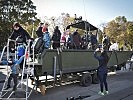 Das Pionierarbeitsboot am Josef Meinrad Platz wird "geentert". (Bild öffnet sich in einem neuen Fenster)