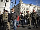 Zurzeit ein tägliches Bild beim Burgtheater: die Wachsoldaten der Garde. (Bild öffnet sich in einem neuen Fenster)