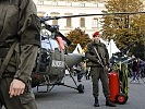 Die Gardesoldaten bewachen die abgestellten Hubschrauber am Burgtheater. (Bild öffnet sich in einem neuen Fenster)