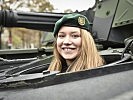 Diese Schülerin fühlt sich wohl als Panzerfahrerin. (Bild öffnet sich in einem neuen Fenster)