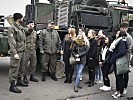 Schulklassen informieren sich über das Bundesheer. (Bild öffnet sich in einem neuen Fenster)