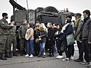 Die Schulklasse der "HLW 19 Straßergasse" aus Wien wird informiert. (Bild öffnet sich in einem neuen Fenster)