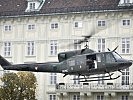Ein Agusta Bell 212 schwebt auf den Heldenplatz. (Bild öffnet sich in einem neuen Fenster)
