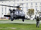 Punktgenau setzen die Heerespiloten ihre Hubschrauber auf den Heldenplatz. (Bild öffnet sich in einem neuen Fenster)