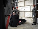 Mitglieder der Bundesregierung bei der Kranzniederlegung. (Bild öffnet sich in einem neuen Fenster)