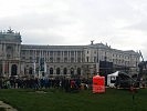 Am Heldenplatz warten Hubschrauber und Piloten. (Bild öffnet sich in einem neuen Fenster)