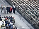 Die politisch und militärisch Höchstanwesenden beim Abschreiten der Front. (Bild öffnet sich in einem neuen Fenster)