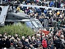 Zahlreiche Besucher bereits am Vormittag am Heldenplatz. (Bild öffnet sich in einem neuen Fenster)
