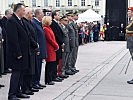 Der Gardekommandant meldet den politisch und militärisch Höchstanwesenden. (Bild öffnet sich in einem neuen Fenster)