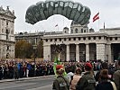 Ein Fallschirmspringer landet am Heldenplatz. (Bild öffnet sich in einem neuen Fenster)