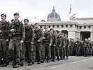 Die Rekruten marschieren am Heldenplatz ein. (Bild öffnet sich in einem neuen Fenster)