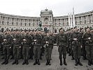 Vor der Nationalbibliothek am Heldenplatz angetreten. (Bild öffnet sich in einem neuen Fenster)