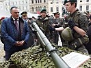 Minister Doskozil im Gespräch mit Soldaten. (Bild öffnet sich in einem neuen Fenster)