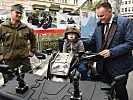 Auch die Jüngsten besuchten die Soldaten in der Wiener Innenstadt. (Bild öffnet sich in einem neuen Fenster)