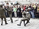 Nahkampfvorführung von Gardesoldaten an der Freyung. (Bild öffnet sich in einem neuen Fenster)