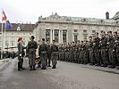 Die Rekruten an der Insignie, bereit für das Treuegelöbnis. (Bild öffnet sich in einem neuen Fenster)