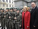 Doris Bures und Hans Peter Doskozil mit Soldatinnen des Bundesheeres. (Bild öffnet sich in einem neuen Fenster)