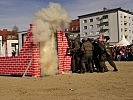 Erstürmung eines Hauses durch Kaderpräsenzsoldaten des Jägerbataillon 25. (Bild öffnet sich in einem neuen Fenster)
