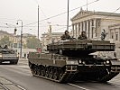 Die Panzerkolonne passiert das Parlament. (Bild öffnet sich in einem neuen Fenster)